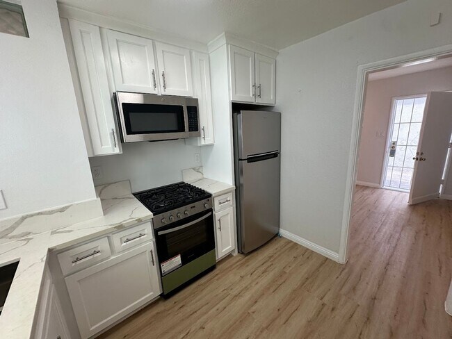 Foto del edificio - Fully Remodeled Ground-Level Studio Apartment with Modern Finishes