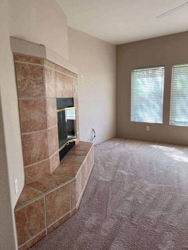 Foto del edificio - Fabulous Lower Level Condo