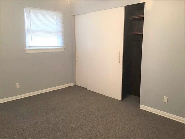 Building Photo - 10000 Knollcrest Ct