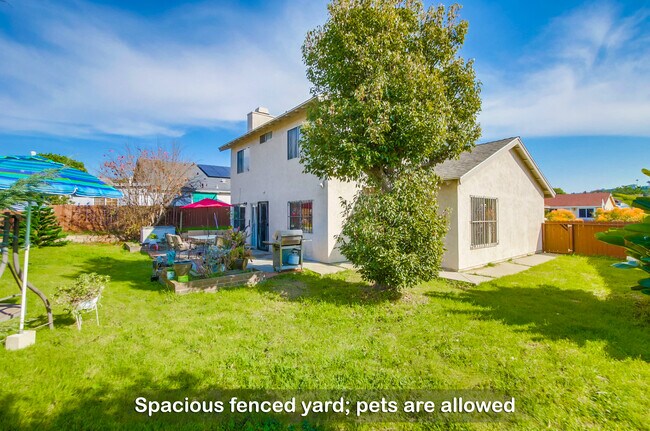 A tus amigos peludos les encantará jugar en el césped de este patio cercado. - 6434 Bullock Dr