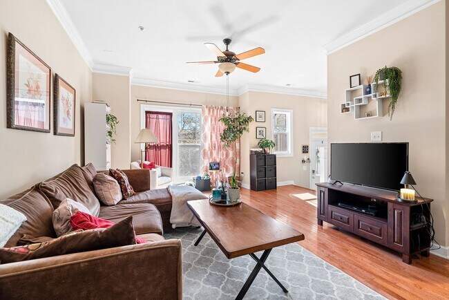 Foto del edificio - Beautiful 2 bedroom 2.5 bath Townhome w/Garage