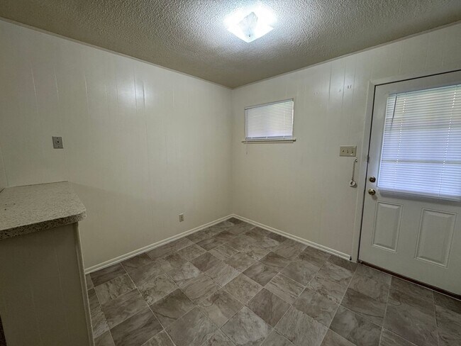 Building Photo - 808 Safady Ave