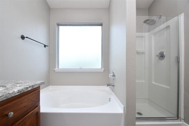 Foto del edificio - 24406 Lakecrest Village Dr