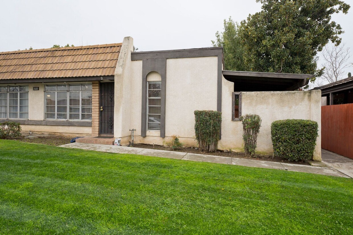 Primary Photo - SW-2 bedroom- 1.5bath with 2 car garage Condo