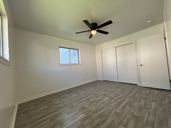 Building Photo - Remodeled 2 bedroom 1 bath duplex availabl...