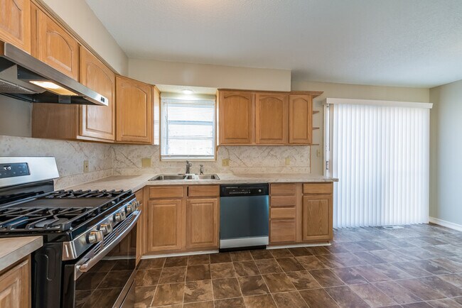 Building Photo - 625 S Montclaire Dr