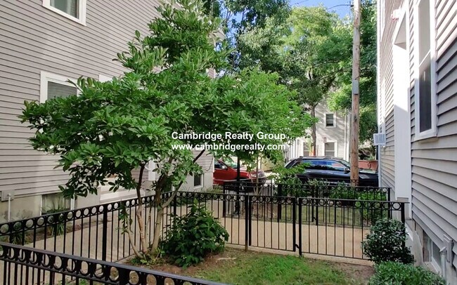 Building Photo - 8 Mullins Ct