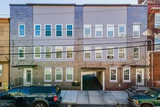 Building Photo - 17 Cleveland Ave