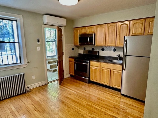 Building Photo - SPACIOUS 2 BEDROOM DUPLEX w/PRIVATE YARD