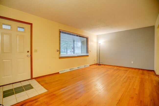 Building Photo - 2110 Iris Ln