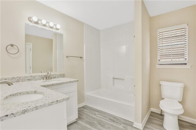 Foto del edificio - 616 Bakers Bridge Cir