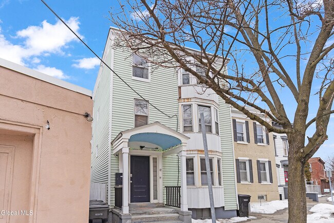 Building Photo - 67 Hill St