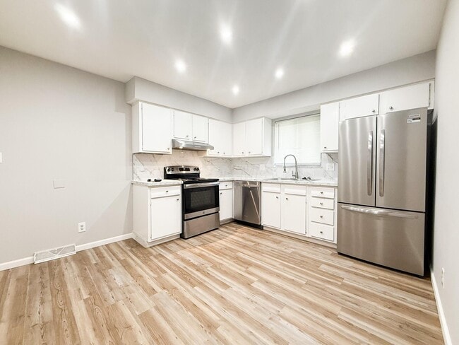 Building Photo - 1828 Bairsford Dr