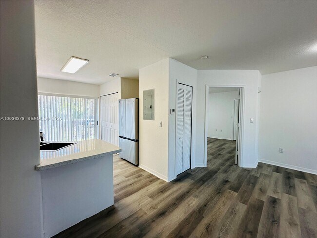 Foto del edificio - 5705 NW 109th Ave