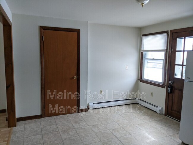 Building Photo - 13 Hemlock St