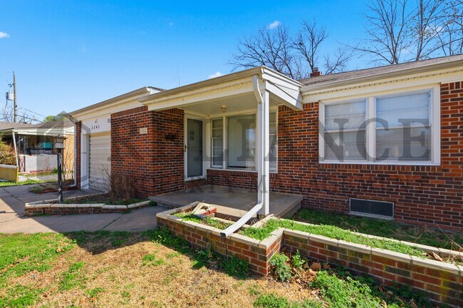 Building Photo - 2242 S Ridgewood Dr