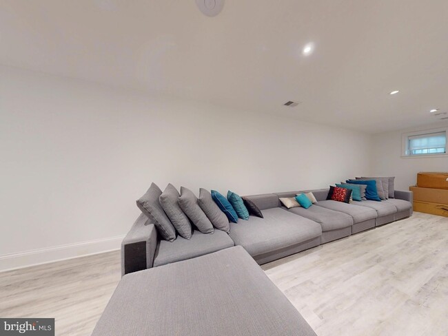 Building Photo - 1808 Riggs Pl NW