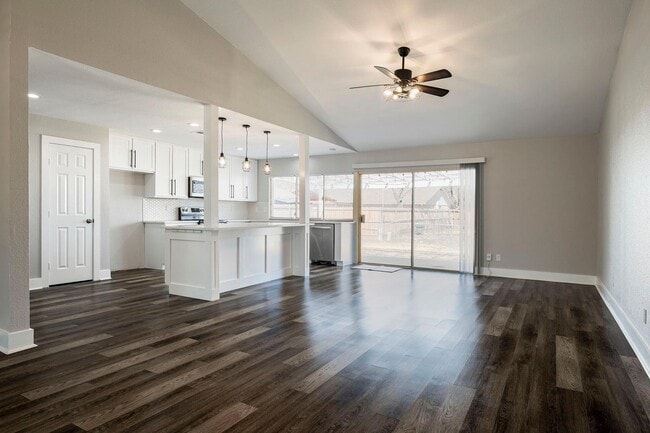 Photo - 3-2-2 Beauty Grand Prairie House