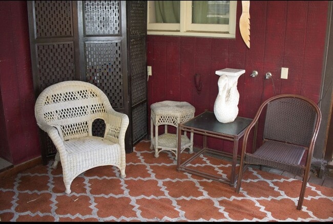 Foto del edificio - 3 Bedrooms 2 baths Beach House in the City...