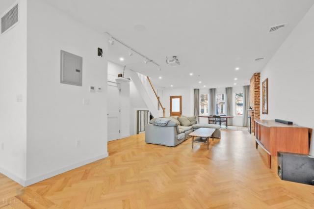 Foto del edificio - 3 bedroom in Brooklyn NY 11207