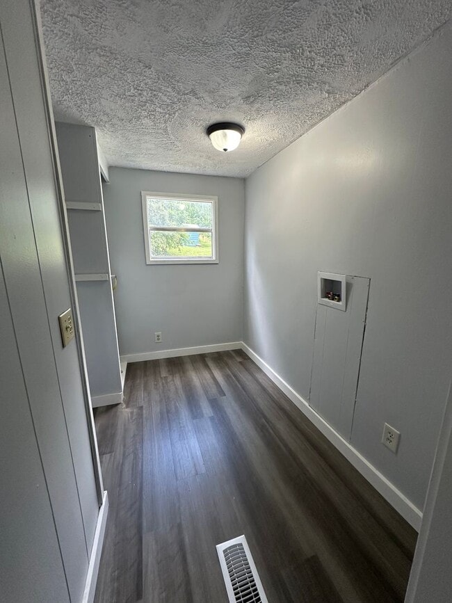 Building Photo - Updated single wide. Water/lawn care inclu...