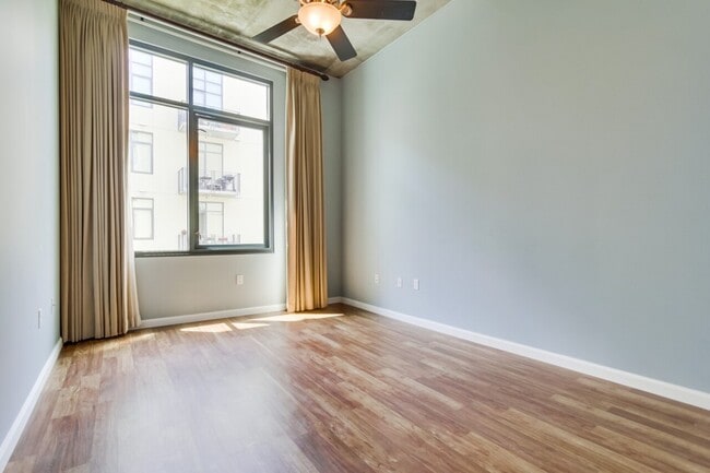Building Photo - 2 Bedroom Condo in M2i