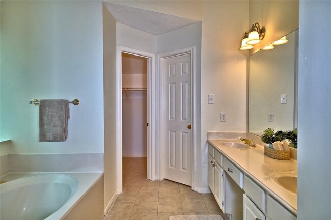 Building Photo - 15810 Hollow Rock Dr