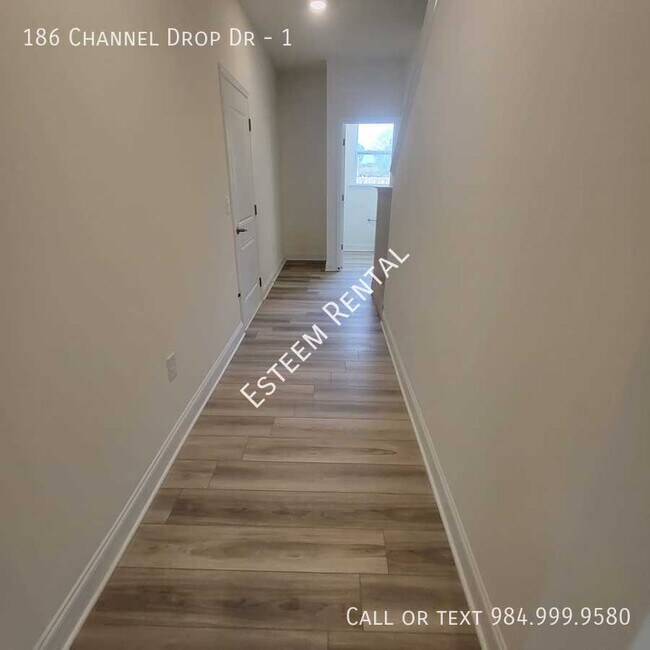 Building Photo - 186 Channel Drop Dr