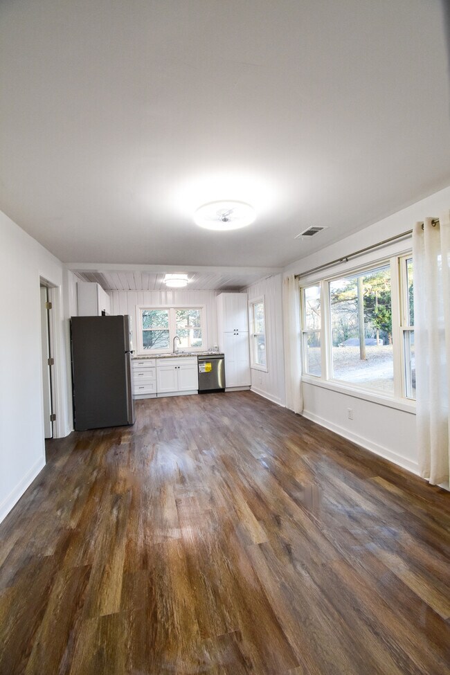 Building Photo - Welcome to this charming 3-bedroom, 1-bath...