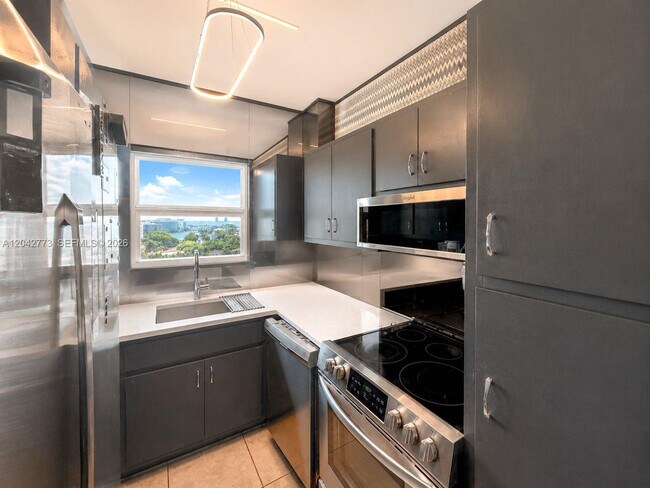 Foto del edificio - 4747 Collins Ave