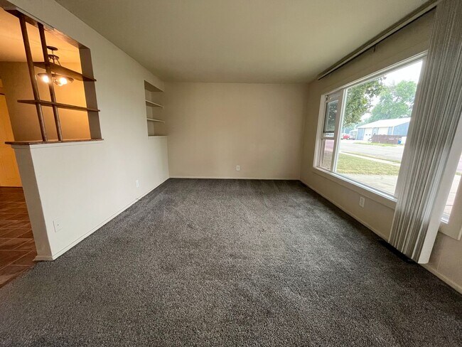 Foto del edificio - 3 Bed/1 Bath with Bonus Room and Fully Fenced in Yard!