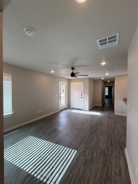 Building Photo - 3042 Glennster St