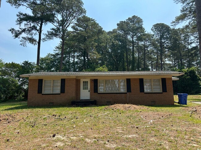 Building Photo - 3 Bedroom, 1 Bath Updated Home so very close to Ft Bragg!!
