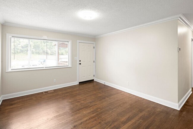 Foto del edificio - Renovated Cottage - Central West Asheville Location