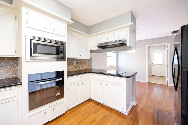 Foto del edificio - 8323 Forest Ridge Rd