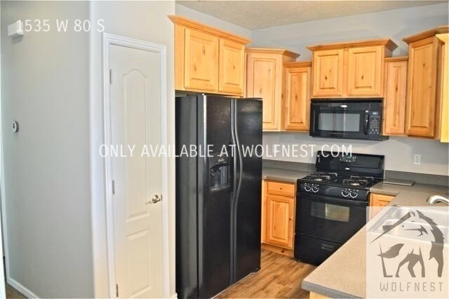 Building Photo - No Deposit Option! Beautiful 2 Bedroom Ple...