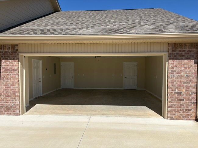 2 car garage - 1906 Ontario Ct