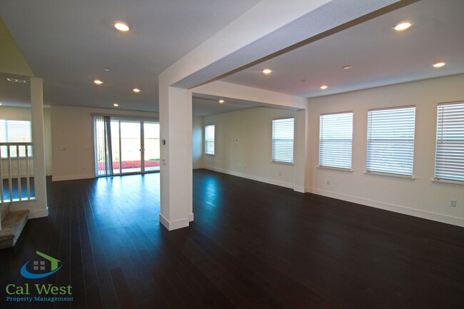 Foto del edificio - $4695 - Huge 5 Bedroom 4-1/2 Bath Lennar H...