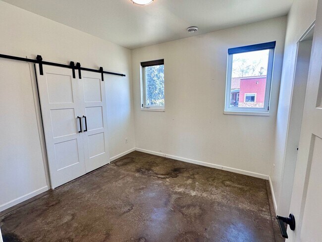 Foto del edificio - Newer Condo