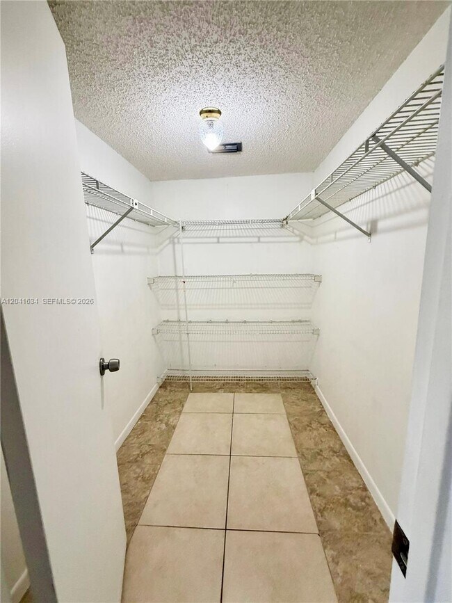 Foto del edificio - 7137 Golf Colony Ct