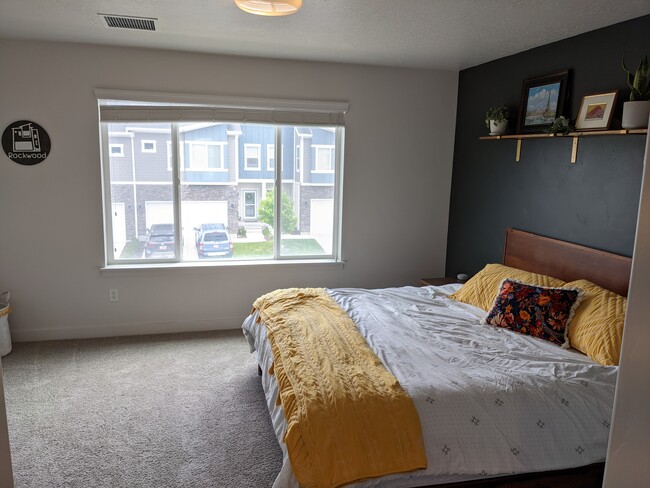 Large main bedroom with plenty of natural light - 4312 E Grassland Way