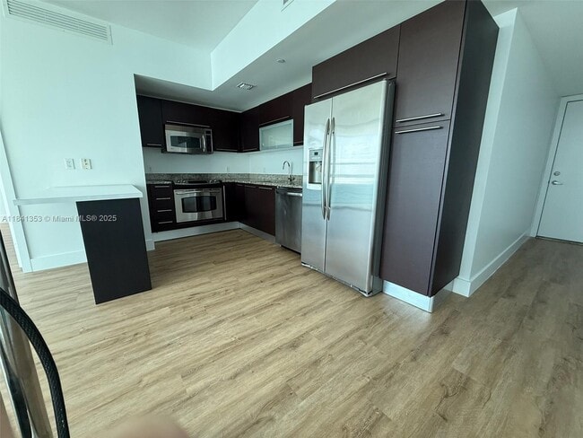 Building Photo - 950 Brickell Bay Dr
