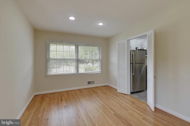 Foto del edificio - 7916 Bainbridge Rd