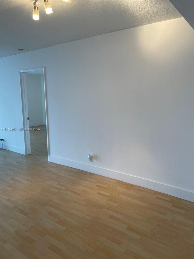 Foto del edificio - 3300 NE 192 St