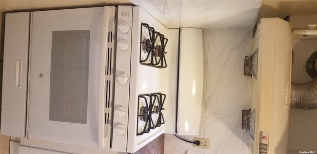 Foto del edificio - 227-08-227-57 57th Rd