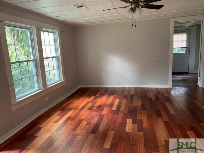Foto del edificio - 8510 Whitefield Ave