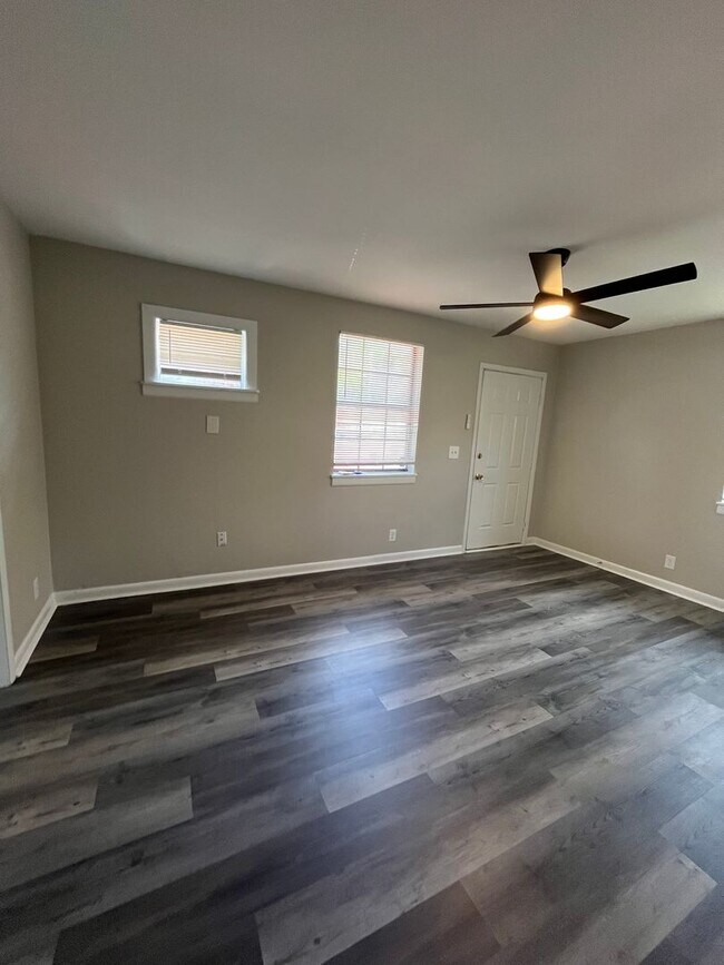 Foto del edificio - 2 Bedroom/ 1 Bathroom Duplex in Hermitage