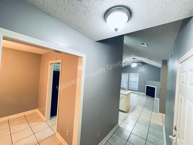 Building Photo - For Rent - 3BR/2BA + Garage