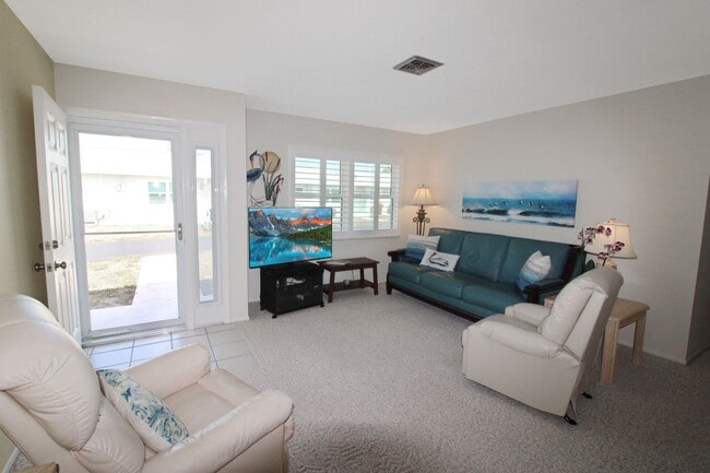 Building Photo - 1018 Beach Manor Cir