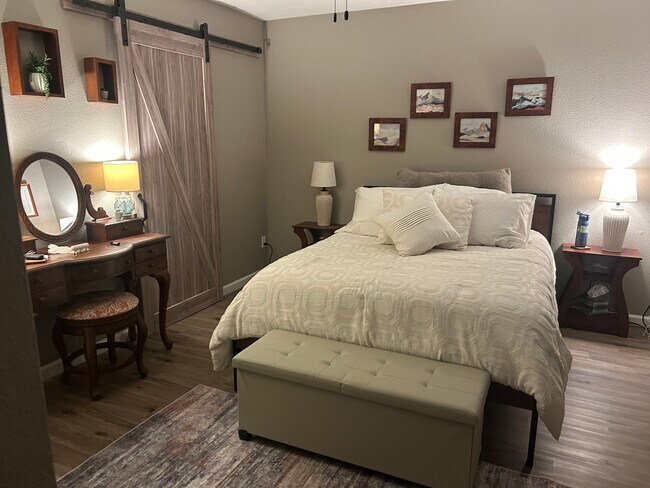 Dormitorio principal con vestidor - 3340 S Parkside Dr